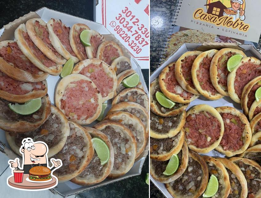 Experimente um hambúrguer no Casa Nobre Pizzaria E Esfiharia