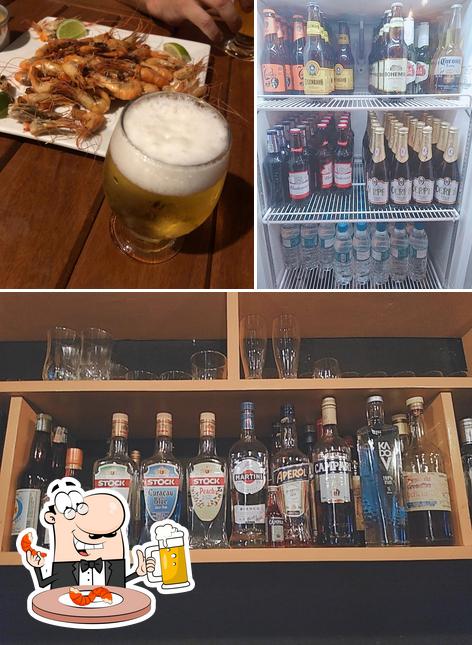 Desfute um copo de cerveja leve ou escura