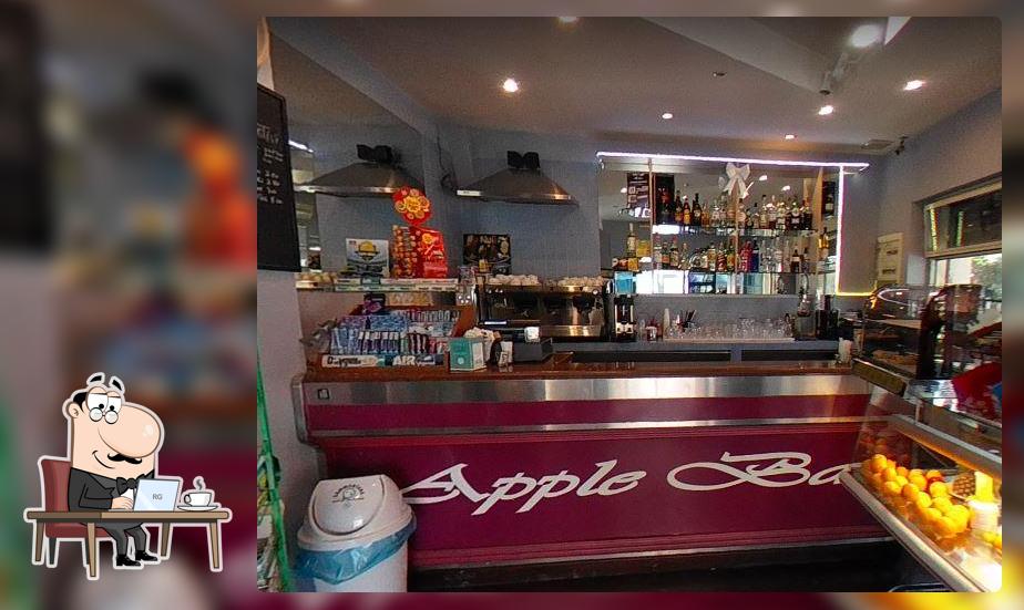 Dai un'occhiata agli interni di George's Bar-Cucina Romena