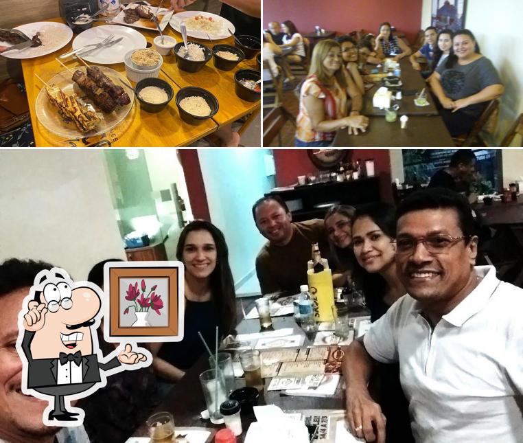 Sente em uma das mesas no Clube do Espeto Grill
