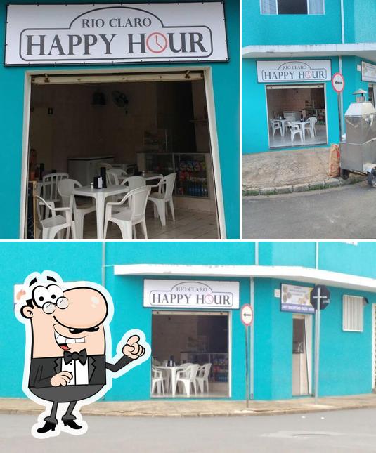 O interior do Happy Hour Rotisserie e Lanchonete