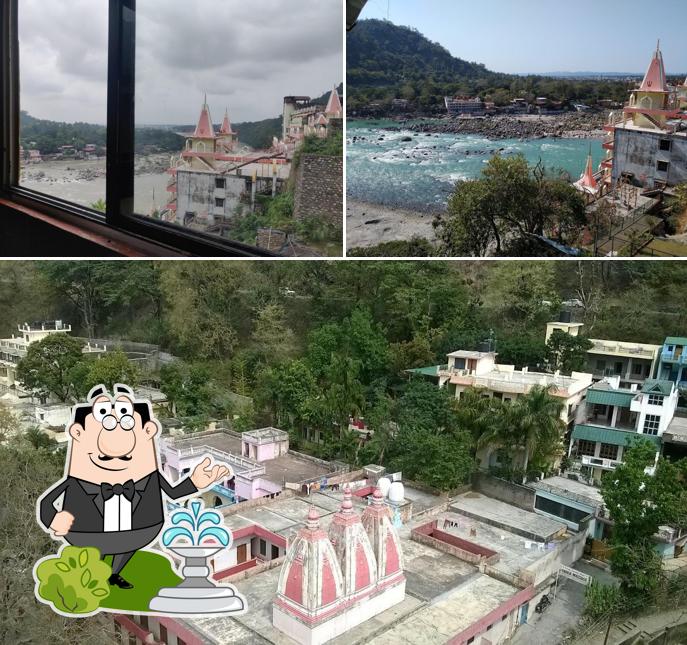 The exterior of Cafe Shalom Rishikesh