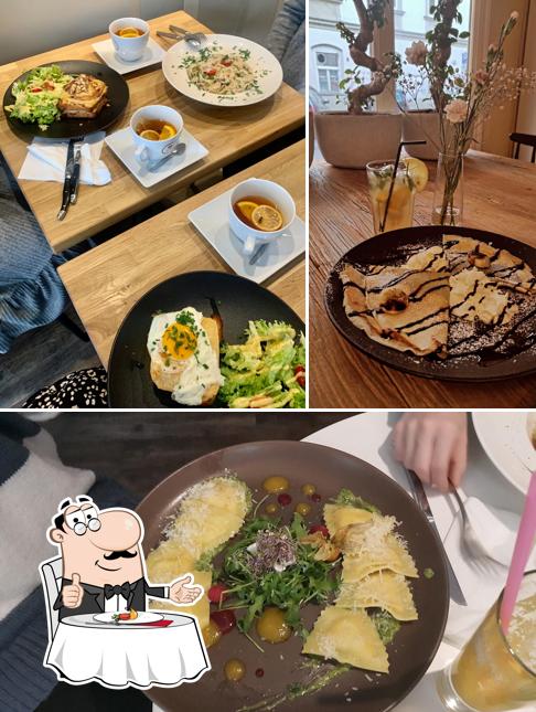 Mira las imágenes que hay de comedor y comida en The BlueBerry Resto & Bar
