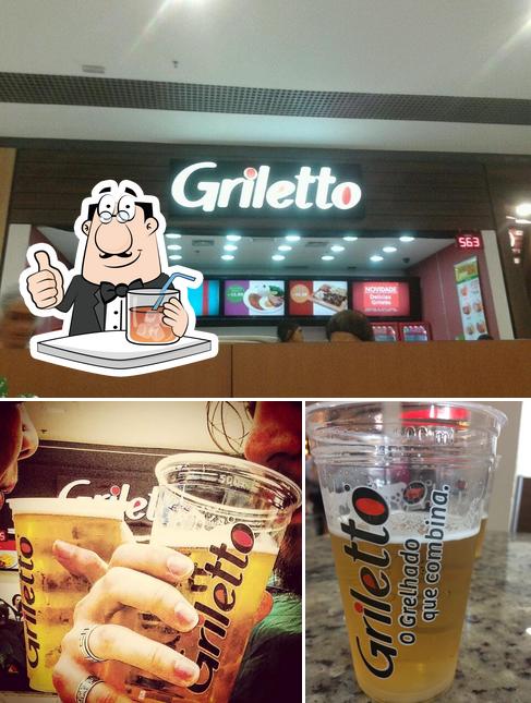 A foto da bebida e interior no Grileto