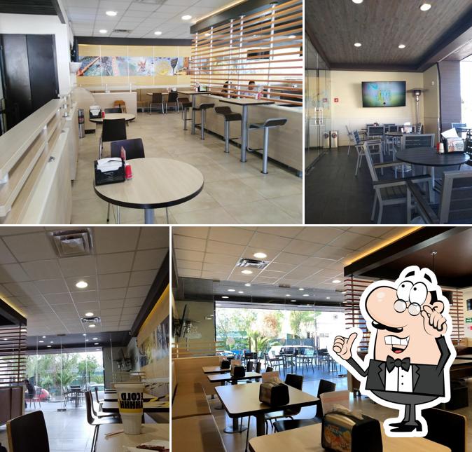 Mira cómo es Carl's Jr. Zona Universitaria por dentro