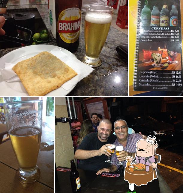 Desfute um copo de cerveja leve ou escura