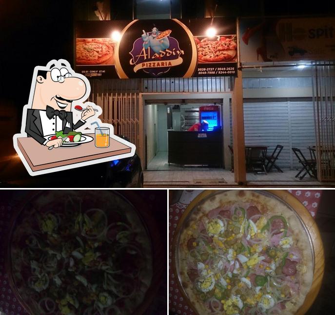 Confira a imagem ilustrando comida e interior a Aladdin Pizzaria