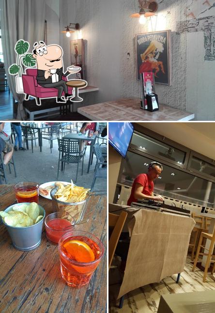 Dai un'occhiata agli interni di Four Street Bar