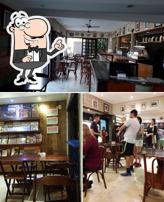 Sente em uma das mesas no Café da Praça Guarujá