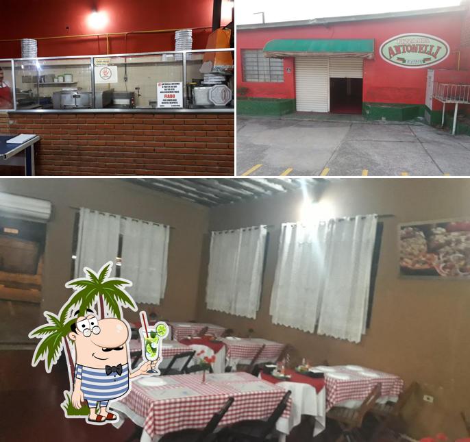 See this picture of Pizzaria Antonelli