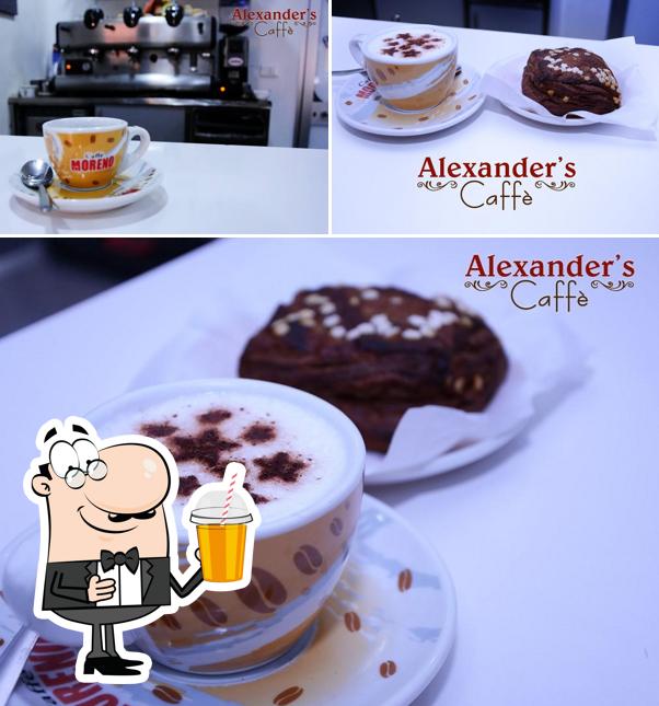 Goditi qualcosa da bere a Alexander's Caffè