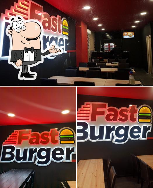 Installez-vous à l'une des tables de Fast Burger