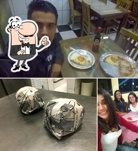 O Pizzaria San Levi se destaca pelo interior e mesa de jantar