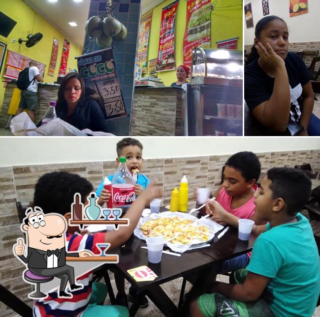 O interior do Aurelio Lanches & Pizzaria