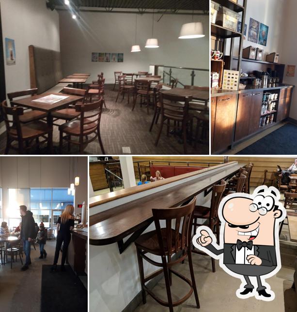 Installez-vous à l'une des tables de Café Morgane