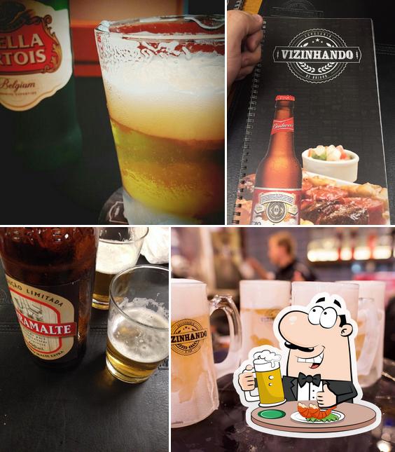 Desfute um copo de cerveja leve ou escura