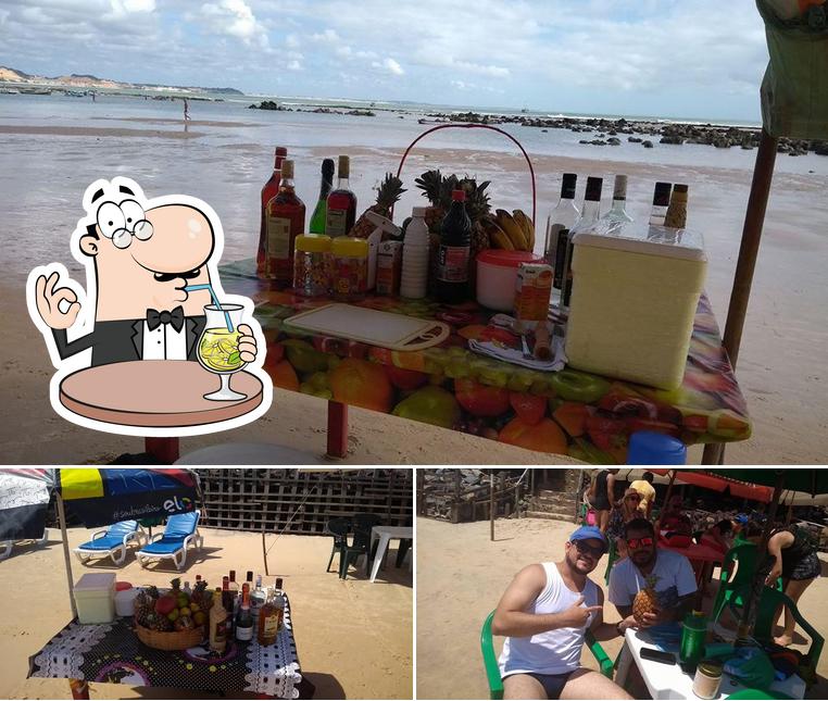 Esta é a ilustração apresentando bebida e comida no Ula Ula Drinks Beach