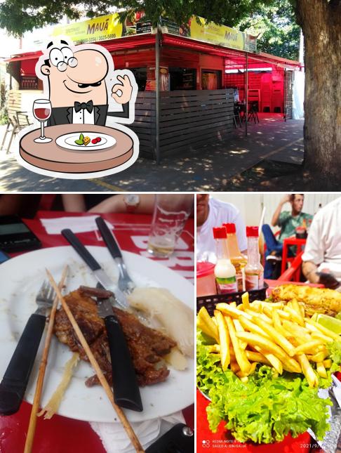 A comida e interior do restaurante