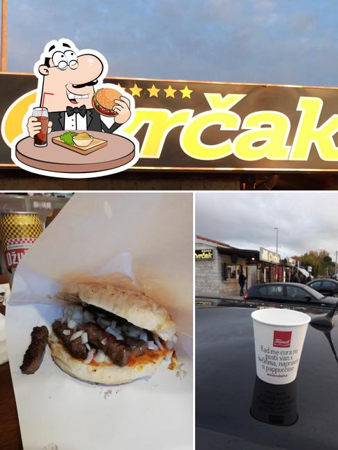 Ordina un hamburger a Fastfood Cvrčak