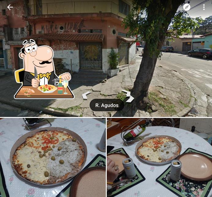 Dê uma olhada a foto mostrando comida e exterior no Pizzaria Romana since 1992