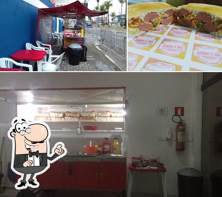 Esta é a imagem apresentando interior e comida no Júnior's Dog Lanche Prensado