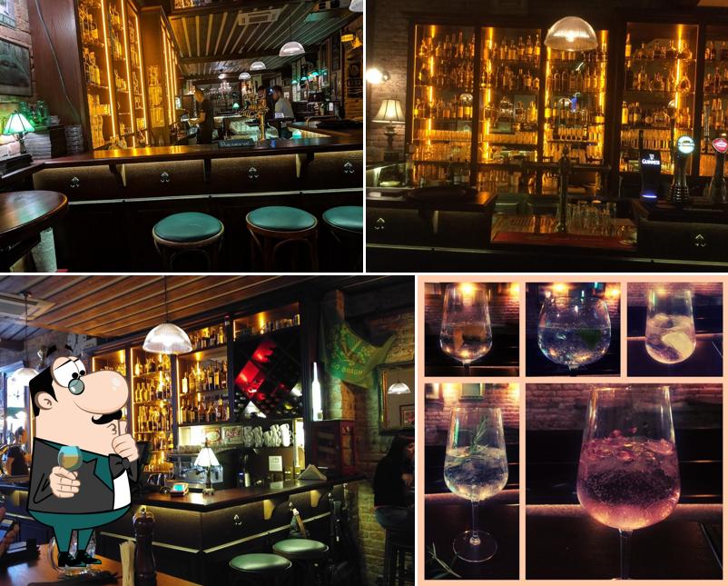 Observa las fotos que hay de barra de bar y bebida en The Erin's Flag Irish Pub