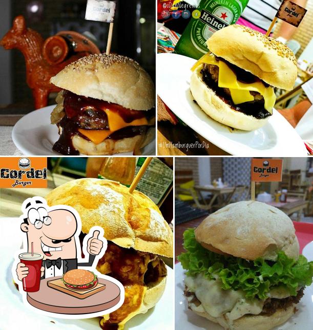 Deguste um dos hambúrgueres oferecidos no Cordel Burger