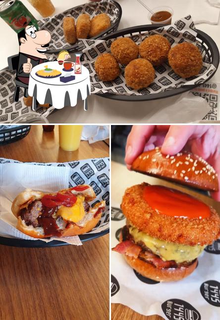 Hambúrguer em 1445 Burger Hamburgueria e Restaurante Salão e Delivery Vila Zelina Zona Leste-SP