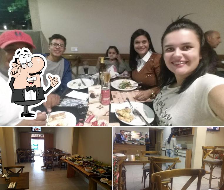 Sente em uma das mesas no Empório 1400 Restaurante e Pizzaria