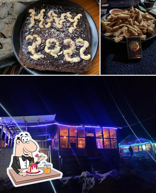 EGL - Eco Glamp Life " A shaped mountain view Cottage" Stays Bonfire Cafe trek provides a selection of sweet dishes