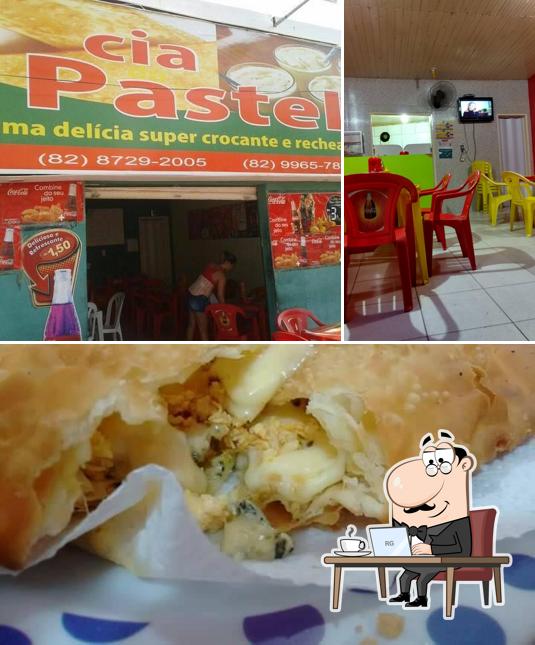 Confira a foto apresentando interior e comida no Cia do Pastel