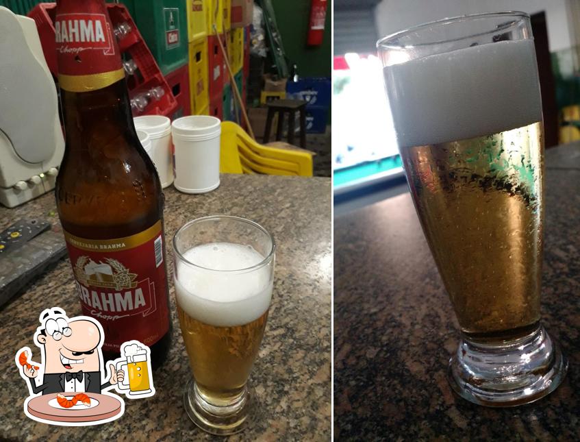 Desfute uma tulipa de cerveja leve ou escura