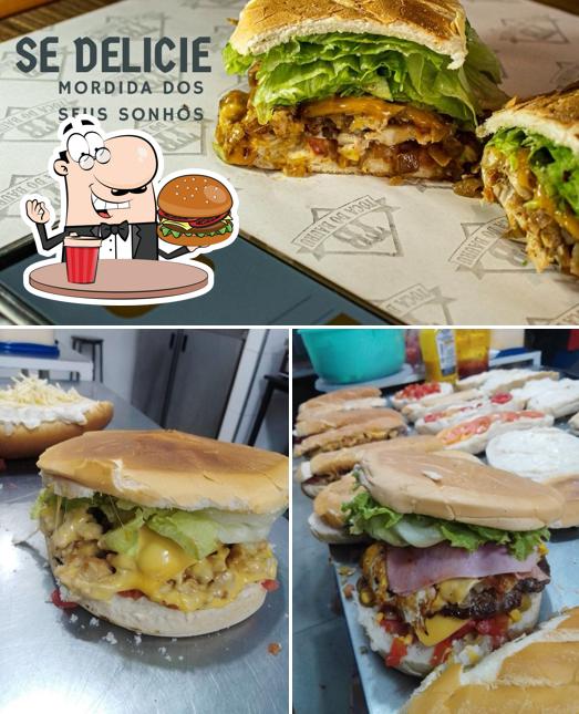 Deguste um dos hambúrgueres oferecidos no Toca do Bauru - Hamburgueria e Restaurante em Vila Prado, São Carlos - SP