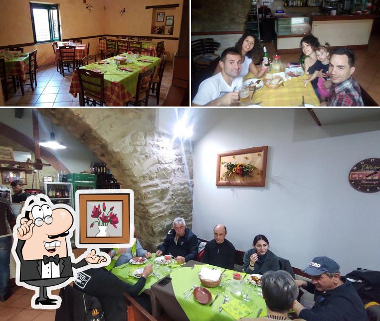 La foto della interni e tavolo da pranzo di Trattoria dal Vecchio Scarpone