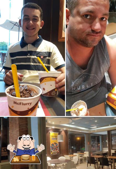A imagem da comida e interior no McDonald's