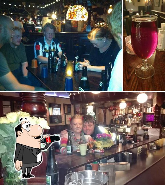 Parmi les différentes choses de la boire et la comptoir de bar, une personne peut trouver sur Beefeater Pub