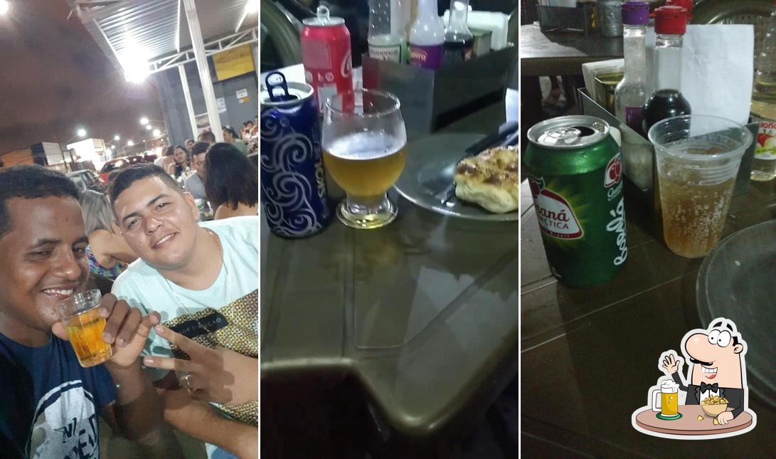 Desfute um copo de cerveja leve ou escura