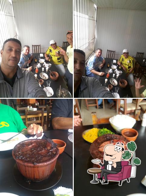 Sente em uma das mesas no Rei da Feijoada