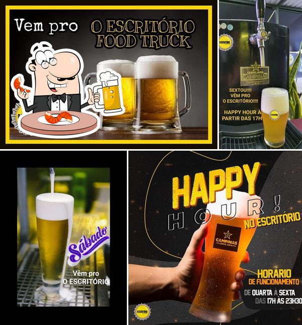 Desfute um copo de cerveja leve ou escura