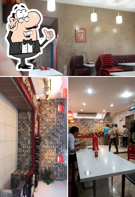 Sente em uma das mesas no Ferreti Panificação e Restaurante