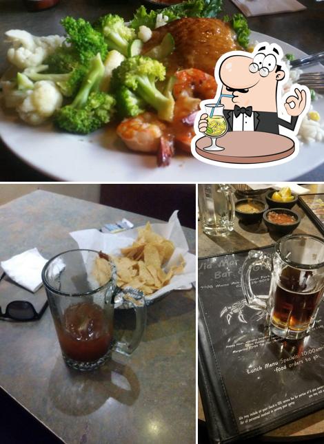 Напитки и еда - все это можно увидеть на этом изображении из Via-Mar Restaurant