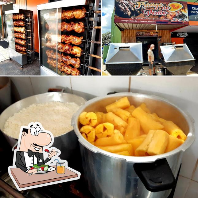 A imagem da comida e interior no Frango no Ponto