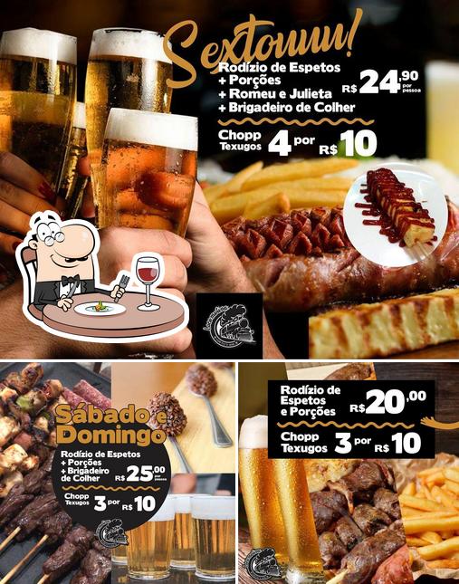 Entre diversos coisas, comida e cerveja podem ser encontrados no Locomotiva Espeto's Bar