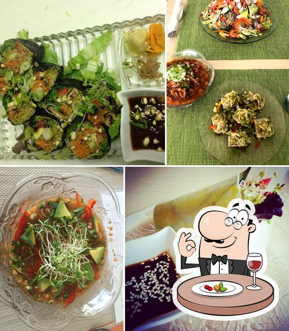 Platos en "Beauty of Sprouts" Vegan Organic Restaurant