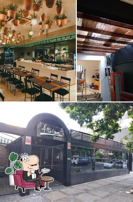 Entre diversos coisas, interior e exterior podem ser encontrados no Attelier Savassi Restaurante