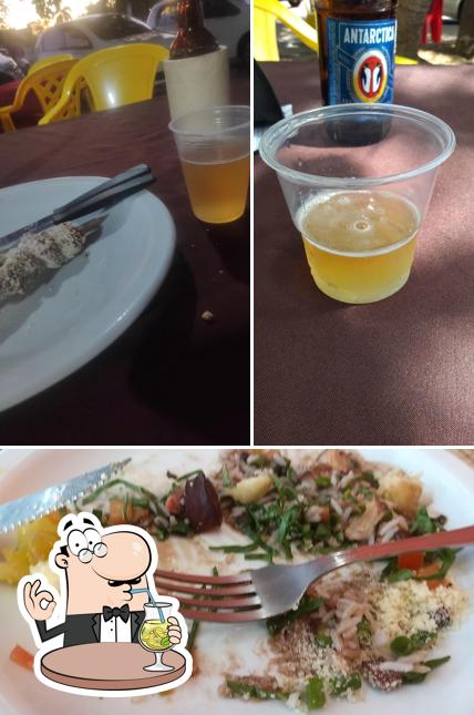 Entre diversos coisas, bebida e comida podem ser encontrados a Beco do Sabor Churrascaria