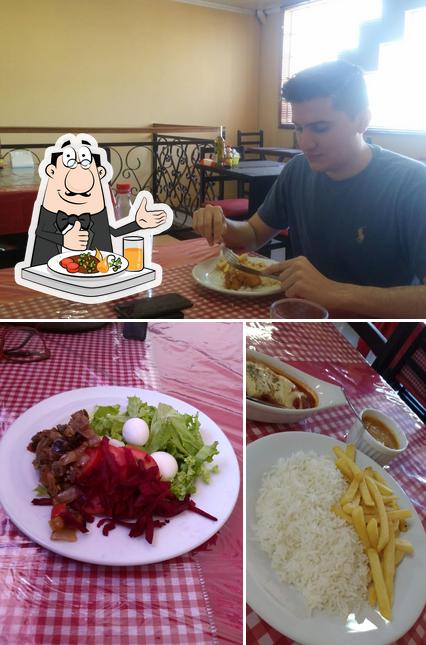 O Marmitaria e Restaurante Bom Gosto se destaca pelo comida e mesa de jantar