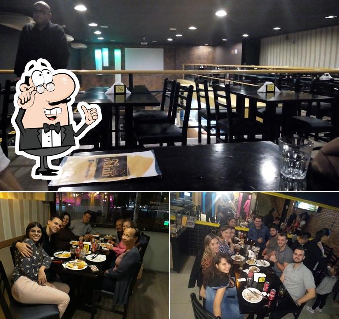 Sente em uma das mesas no Felicitá Pizzaria