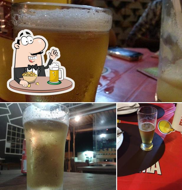 Desfute um copo de cerveja leve ou escura