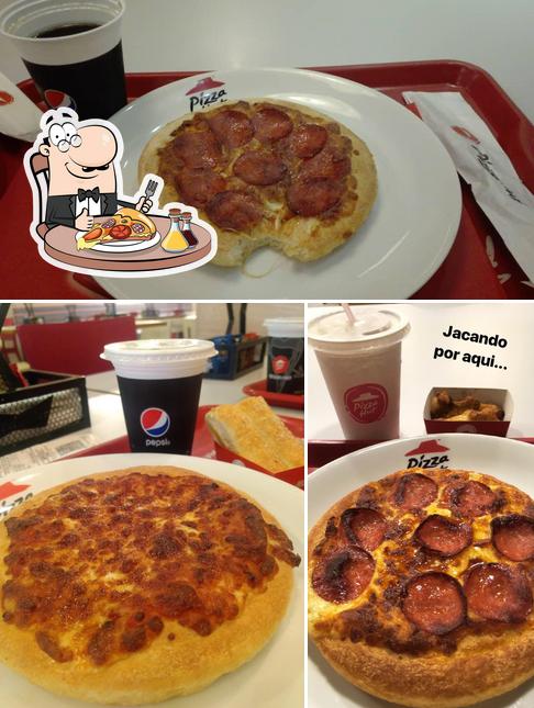 Pick pizza at Pizza Hut Aeroporto Galeão